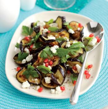 Salada de beringela com bagos de romã, ervas aromáticas e Feta