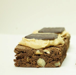Brownies de Chocolate com Cobertura de Amendoim e After Eight 