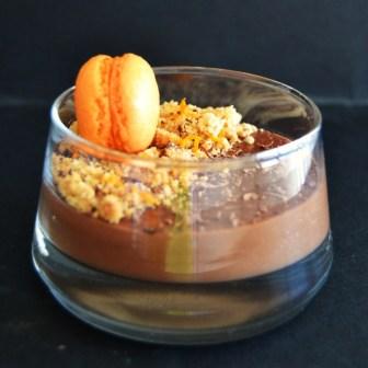 Pudim Cremoso de Chocolate aromatizado com Fava Tonka, Crumble de Amêndoa, Laranja e Chocolate e Macaron de Laranja