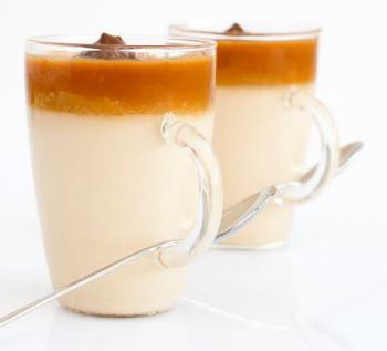 Panna cotta de café com toffee de laranja e iogurte de chocolate 