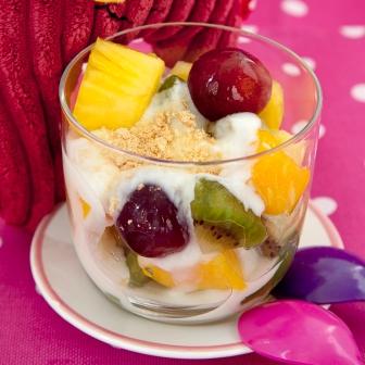 Salada de frutos vaporizados com iogurte 