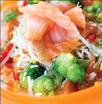 Salada de arroz colorida com salmão fumado