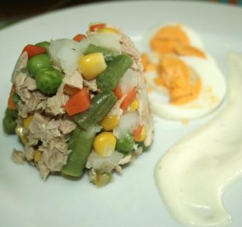 Salada Russa com Molho de Iogurte