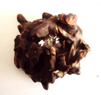 Rochers de Chocolate Preto e Amêndoa com Flor de Sal e Tomilho