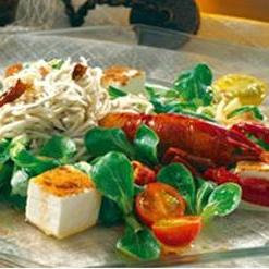 Salada de canónigos com gulas, caranguejos do rio e vinagrete de groselha 