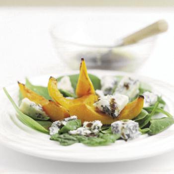 Salada de espinafre bebé, abóbora grelhada e queijo Gorgonzola 