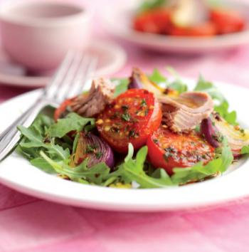 Salada de atum com tomate grelhado e rúcula 