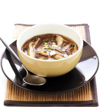 Sopa de miso com cogumelos e tofu 