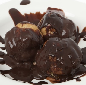 Profiterole com molho de chocolate 