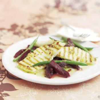 Salada de queijo Halloumi, beterraba e feijão verde 