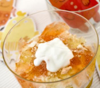 Sobremesa de gelatina com iogurte e bolacha 