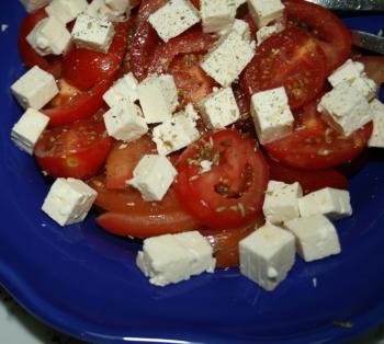Salada de tomates com queijo feta 