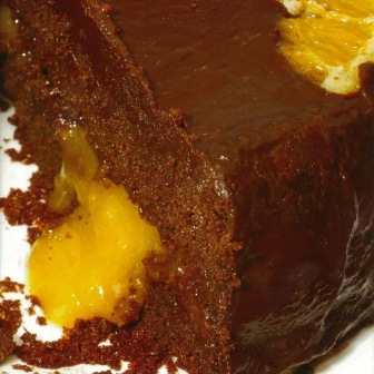 Bolo de chocolate com geleia de laranja e Moscatel 