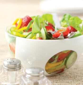 Salada de variedade de vegetais com morangos 