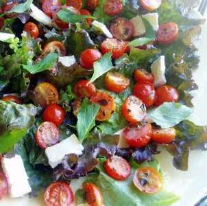 Salada de tomates moonblush com duas alfaces, brie e hortelã 