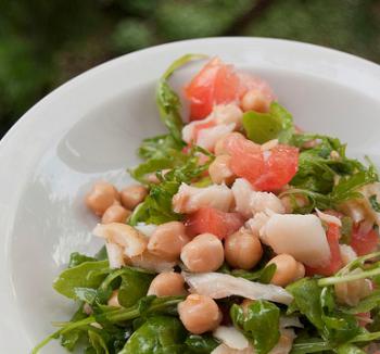 Salada de bacalhau com grão e rúcula 