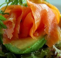 Salada verde de salmão 