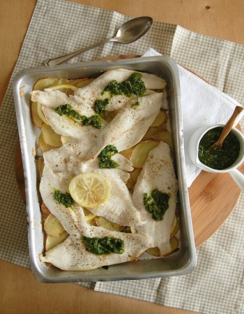 Peixe assado com batatas e salsa verde