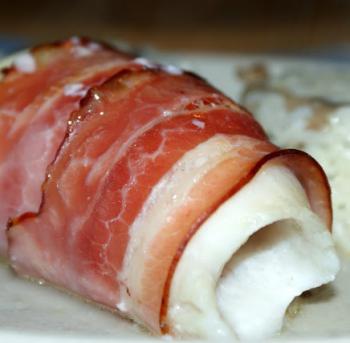 Filetes de pescada enrolados em bacon 