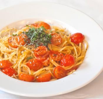 Esparguete com tomate e ervas frescas 